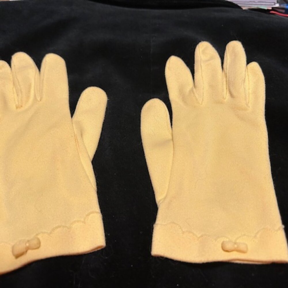 Vintage Butter-Yellow Gloves